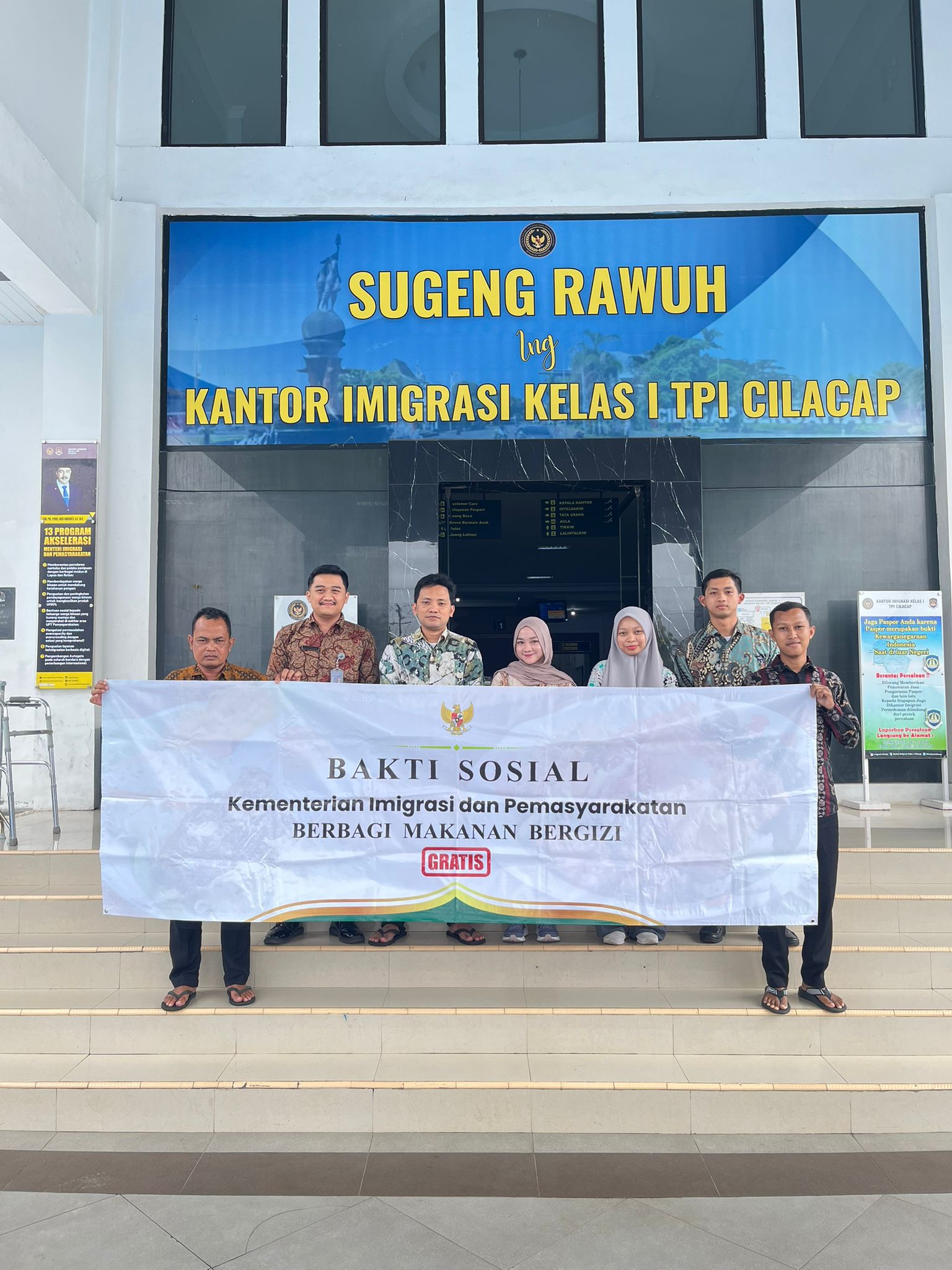 KANTOR IMIGRASI CILACAP GELAR BAKTI SOSIAL JUMAT BERKAH, BAGIKAN MAKANAN BERGIZI UNTUK MASYARAKAT
